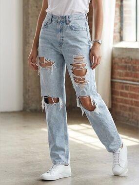 AMERICAN EAGLE Ripped Baggy Jean - Light Wash Size 4